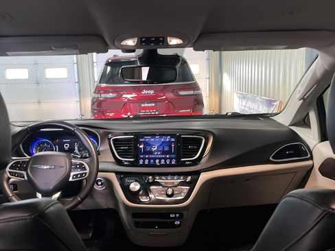 Used 2018 Chrysler Pacifica Touring-L Plus w/ Advanced Safetytec Group image 19