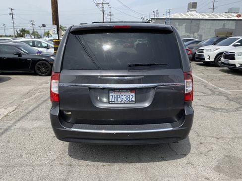 Used 2015 Chrysler Town & Country Touring image 9