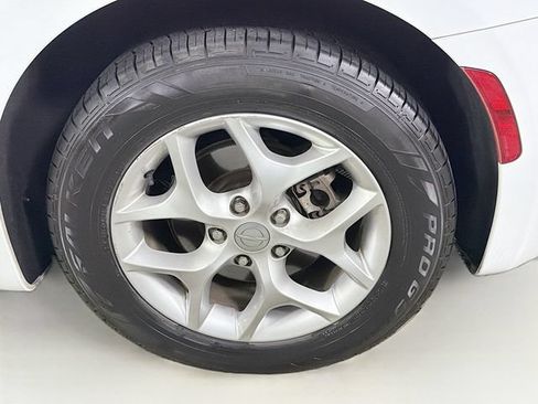 Used 2018 Chrysler Pacifica Touring w/ Tire & Wheel Group FWD image 32