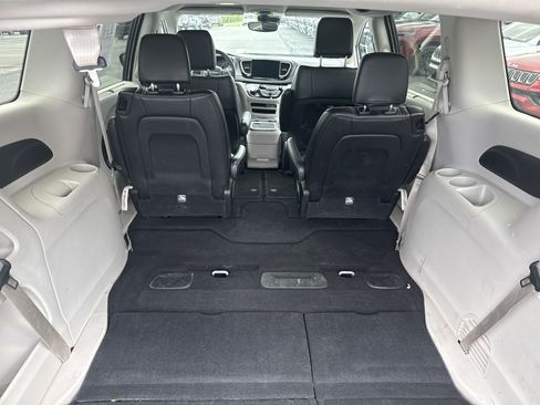 Used 2024 Chrysler Pacifica Touring-L FWD image 8