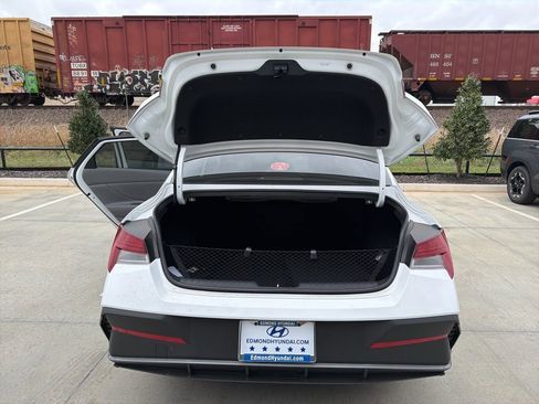 New 2026 Hyundai Elantra Hybrid FWD image 17