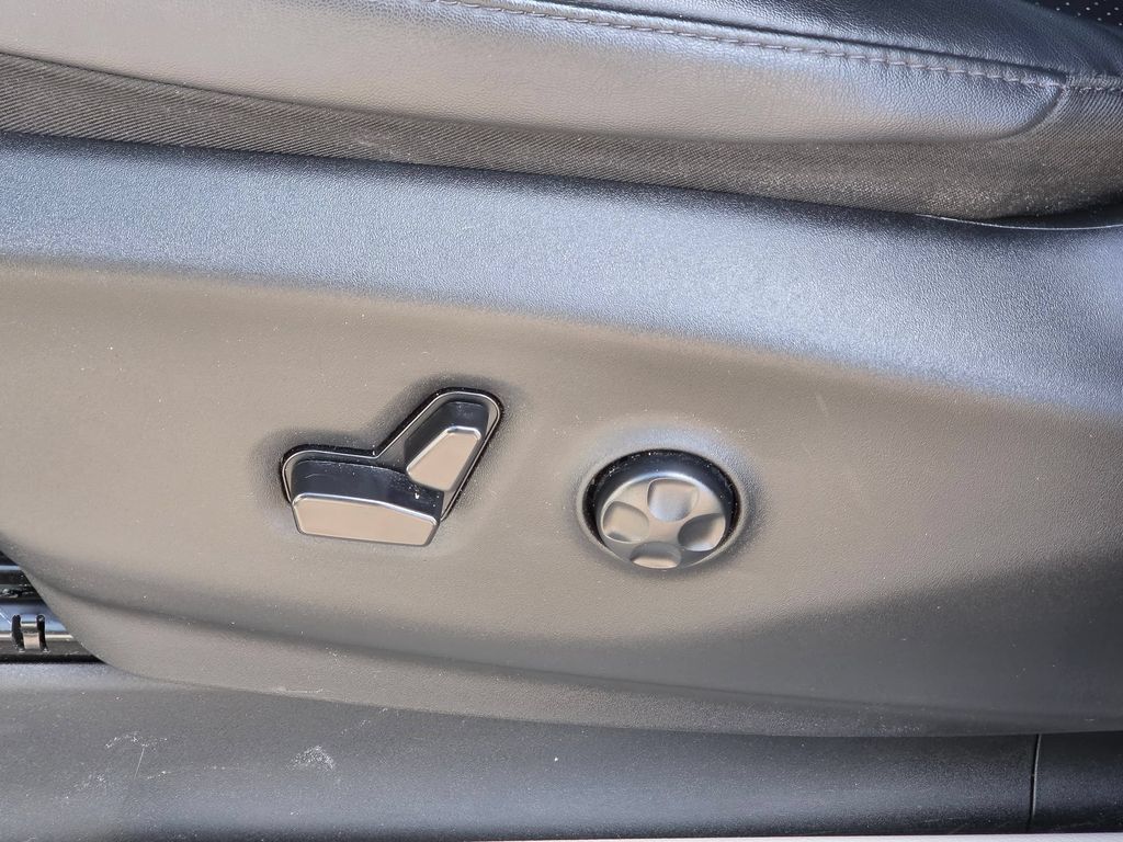 Used 2024 Chrysler Pacifica Touring-L FWD image 16