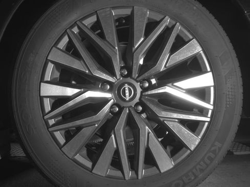 Used 2025 Nissan Altima 2.5 SV FWD image 14