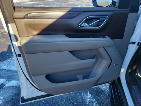 Used 2022 GMC Yukon XL SLT w/ SLT Premium Package image 15