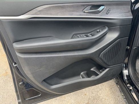 New 2025 Jeep Grand Cherokee L Limited w/ Luxury Tech Group II RWD image 11