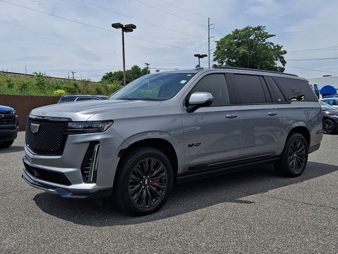 Certified 2024 Cadillac Escalade ESV V w/ LPO, ONYX Package AWD/4WD image 3