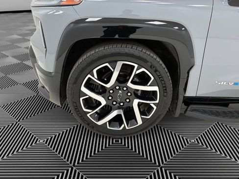 Certified 2025 Chevrolet Silverado EV RST AWD/4WD image 9