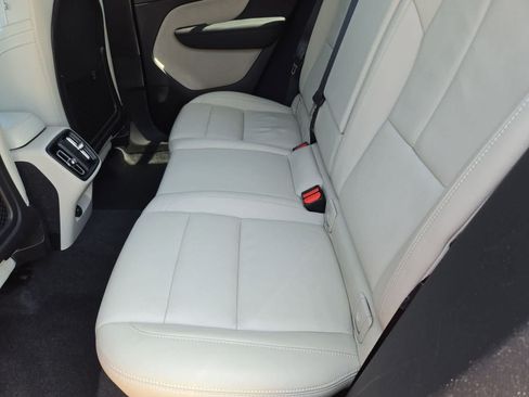 Used 2022 Volvo XC40 T4 Momentum FWD image 17