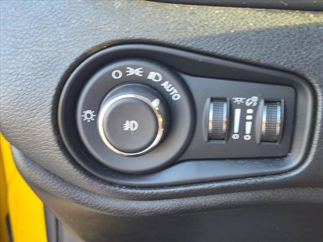 Used 2016 Jeep Renegade Latitude FWD image 13