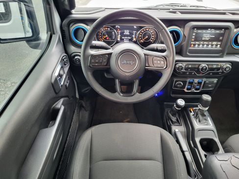 Used 2023 Jeep Gladiator Willys AWD/4WD image 14