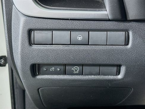 Used 2023 Nissan Rogue SV image 17