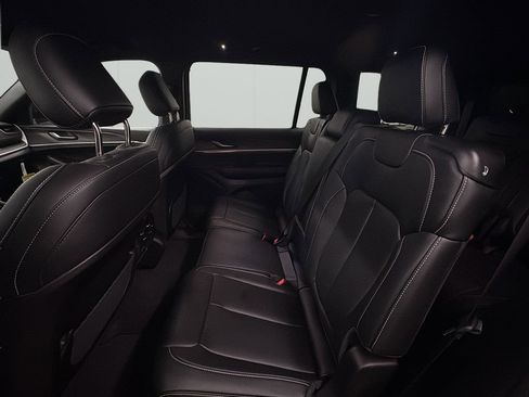 Used 2025 Jeep Grand Cherokee L Limited w/ Black Appearance Package image 15