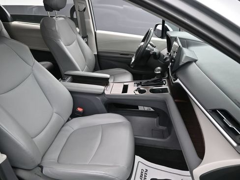 Used 2022 Toyota Sienna XLE FWD image 32