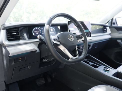 Certified 2025 Volkswagen Tiguan SE FWD image 8