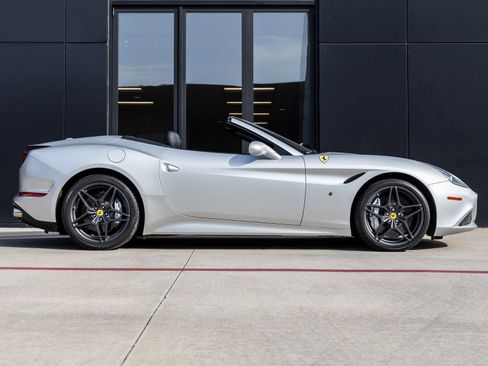 Used 2015 Ferrari California T image 11
