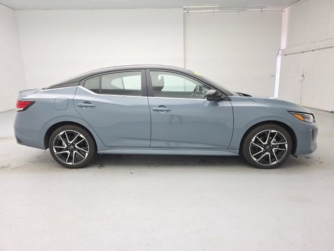 Used 2025 Nissan Sentra SR FWD image 12
