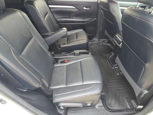 Used 2018 Toyota Highlander XLE image 25
