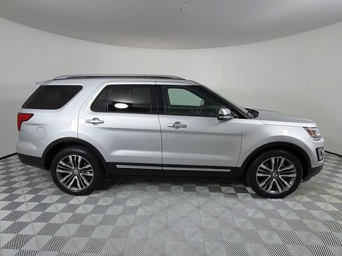 Used 2017 Ford Explorer Platinum image 4