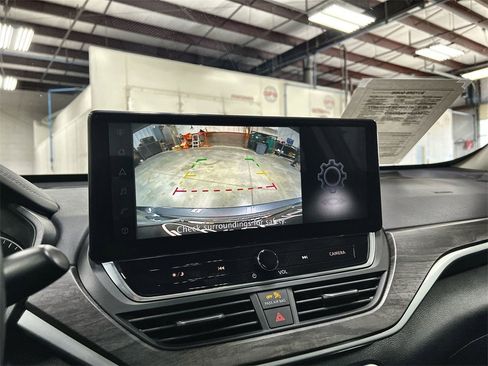 Used 2024 Nissan Altima 2.5 SV w/ SV Premium Package image 32