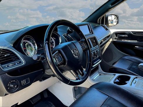Used 2019 Dodge Grand Caravan SXT FWD image 17