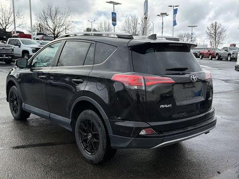 Used 2018 Toyota RAV4 XLE image 7