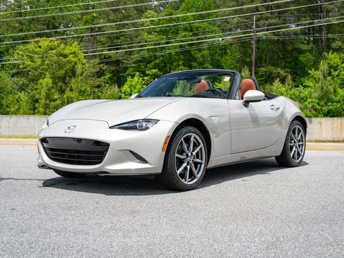 Used 2023 MAZDA MX-5 Miata Grand Touring RWD image 3