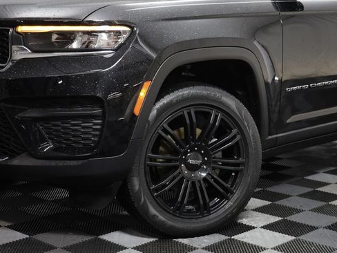 Used 2023 Jeep Grand Cherokee Laredo w/ Luxury Tech Group I AWD/4WD image 3