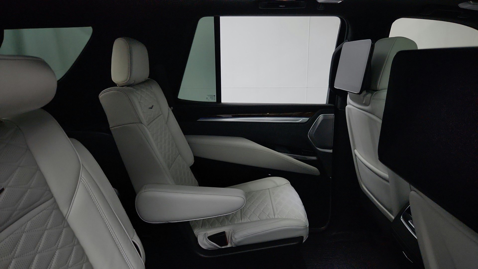 Certified 2026 Cadillac Escalade Platinum Sport w/ LPO, ONYX Package AWD/4WD image 28