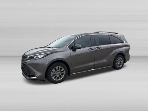 Used 2023 Toyota Sienna XLE AWD/4WD image 8