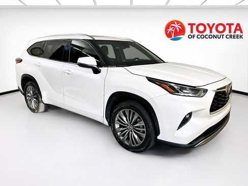 Used 2021 Toyota Highlander Platinum FWD image 1