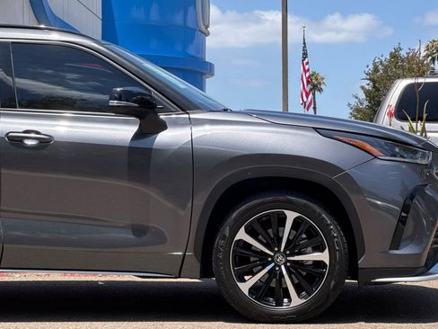 Used 2022 Toyota Highlander XSE AWD/4WD image 29