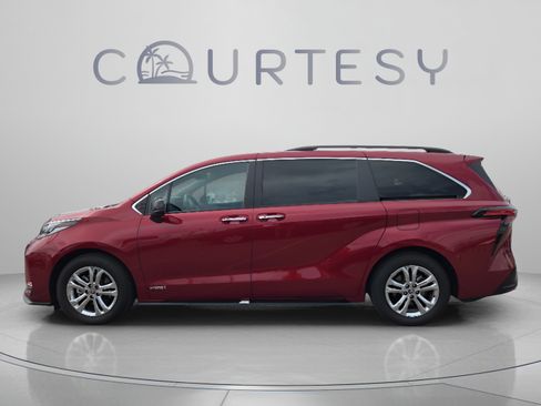 Certified 2021 Toyota Sienna XSE AWD/4WD image 2