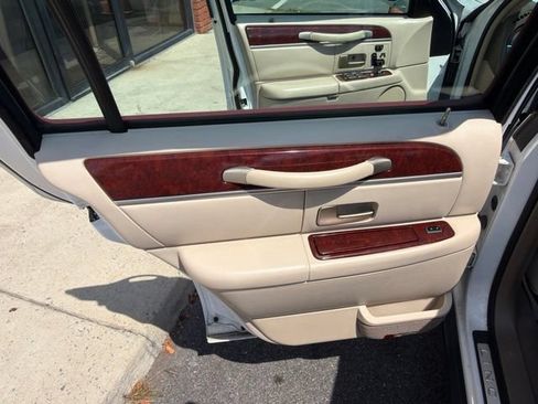 Used 2004 Lincoln Town Car Ultimate RWD image 10