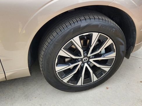Used 2025 Volvo XC60 B5 Plus AWD/4WD image 11