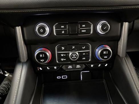 Used 2024 GMC Yukon XL SLT image 21