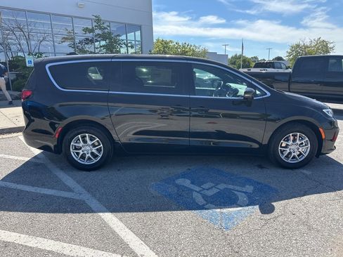 New 2026 Chrysler Pacifica Select image 37