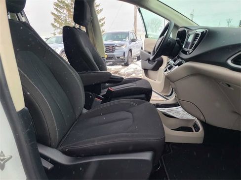 Used 2024 Chrysler Voyager LX image 17