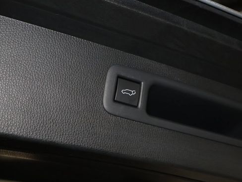 Used 2021 Toyota Highlander XLE AWD/4WD image 18