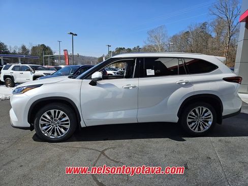 New 2026 Toyota Highlander Platinum image 4