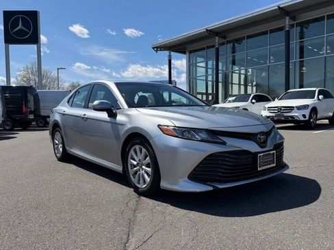 Used 2018 Toyota Camry LE FWD image 1