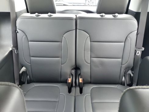 Used 2023 GMC Acadia SLT w/ Elevation Edition image 15