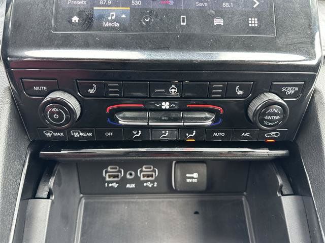 Used 2023 Jeep Grand Cherokee Laredo w/ Luxury Tech Group I AWD/4WD image 16