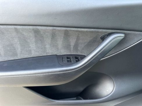 Used 2022 Tesla Model Y Long Range image 10