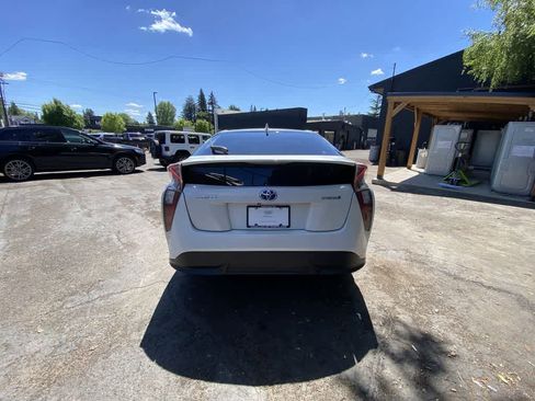 Used 2016 Toyota Prius Three Touring FWD image 5