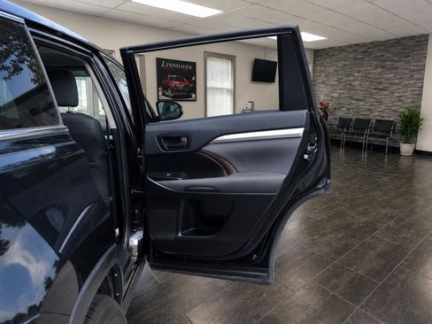 Used 2019 Toyota Highlander LE FWD image 18
