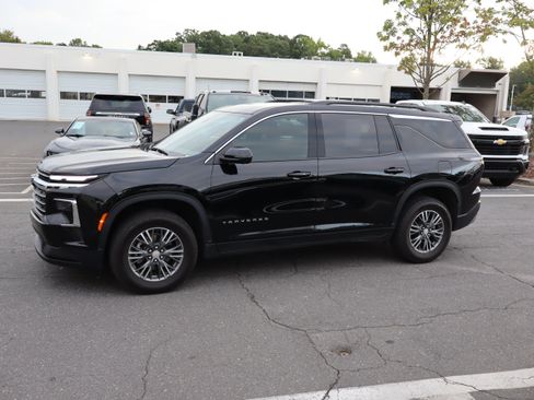 Used 2024 Chevrolet Traverse LT w/ Trailering Package FWD image 7