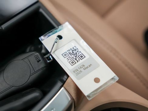 Certified 2026 Porsche Macan AWD/4WD image 8
