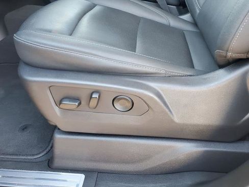 Used 2025 GMC Sierra 1500 SLT image 9