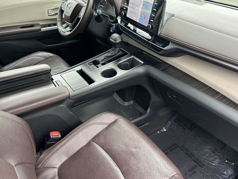 Used 2023 Toyota Sienna Platinum image 19