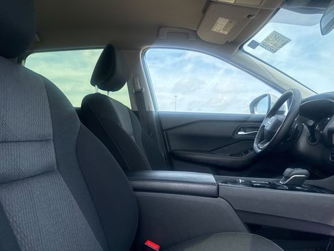 Certified 2025 Nissan Rogue SV image 27